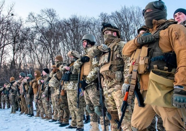 卡德罗夫在马里乌波尔展示了车臣特种部队的工作画面