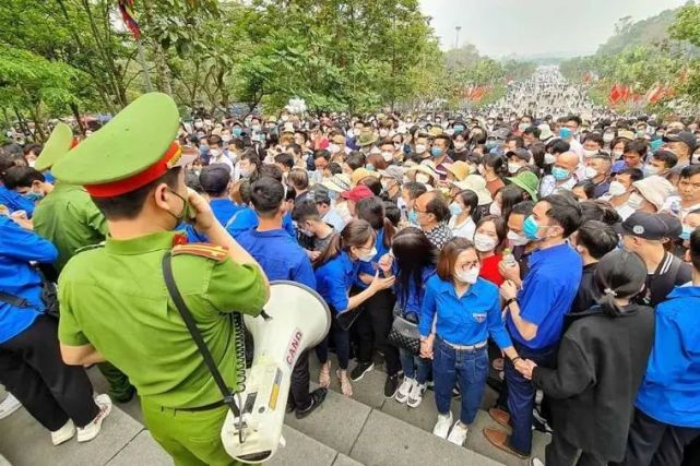 數百萬人蜂擁而至,雄王節富壽省義嶺山下,人山人海,場面浩蕩!