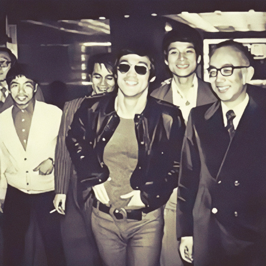 为了留住人,邹文华在与李小龙合作的第二年便支持其创办了自己的影视