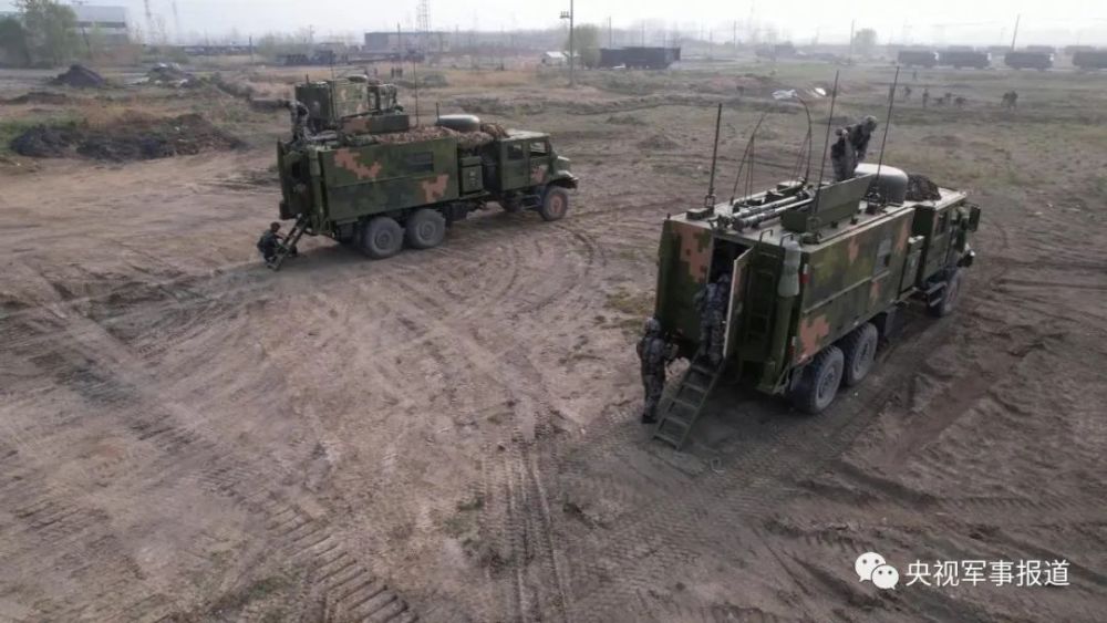 担负构建指挥通信链路的某连官兵,用新配发的无线电综合节点车进行