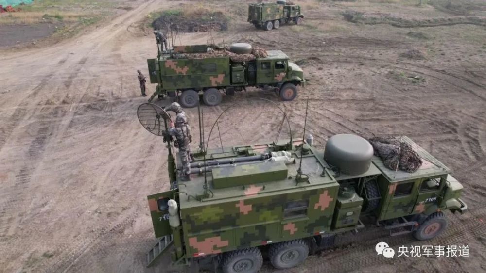 担负构建指挥通信链路的某连官兵,用新配发的无线电综合节点车进行