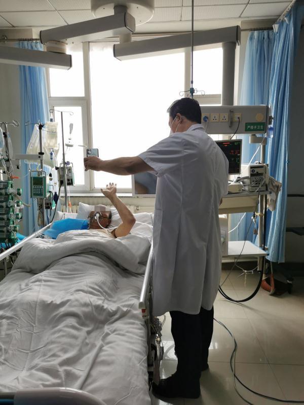 室内,吉林大学第二医院党委书记,心血管外科教授柳克祥正与患者家属