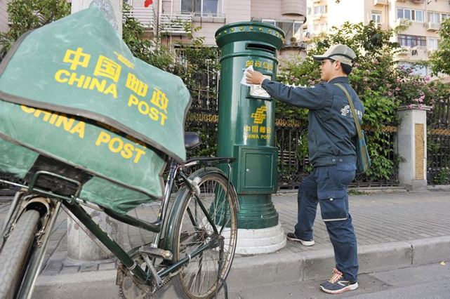 邮递员在20世纪80年代,电话还没有普及,世界各地的人们主要依靠信件