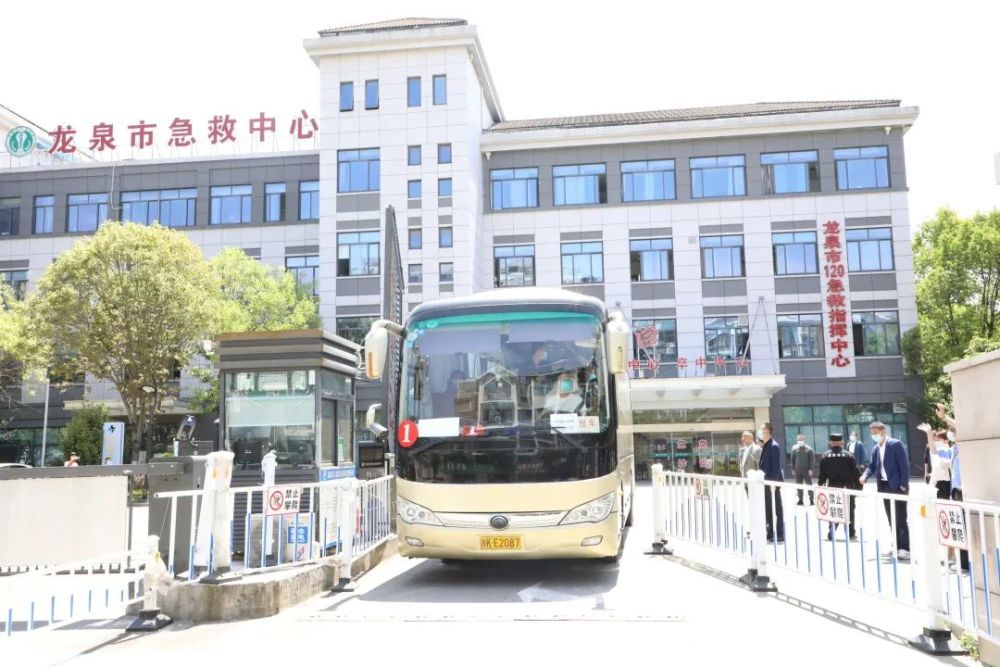 白衣执甲不辱使命召即来战必胜图文均转载自"龙泉市人民医院"微信