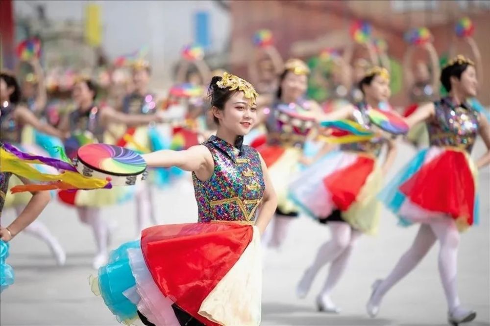 ▼图为冯旭 "c位"出道演出"新疆是我无法割舍的第二故乡"离家千里的