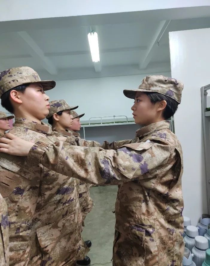 教战友打背包▼二次入伍的冯旭▼首次参军或许还懵懂"二次入伍"绝对是