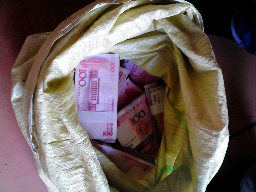 深信不疑,每个月都有"暴富"的人,这几个人会带着一麻袋的现金来到公司