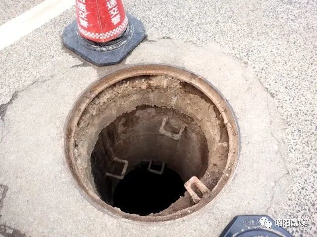 大山包一级公路上多个窨井盖不翼而飞