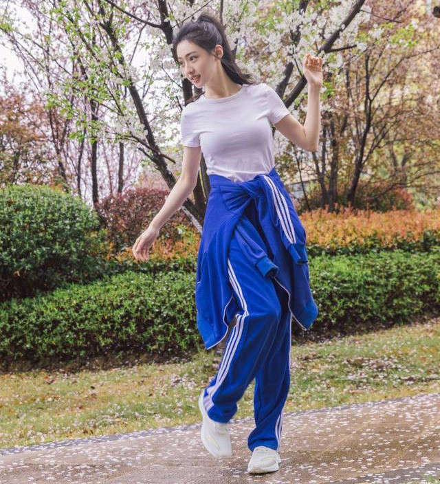 22岁的胡连馨看着还像小孩就算穿学生装也毫无违和感