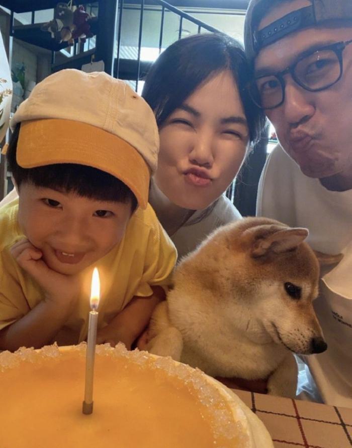 ella为儿子庆祝5岁生日亲吻孩子母爱爆棚劲宝比心画风喜感