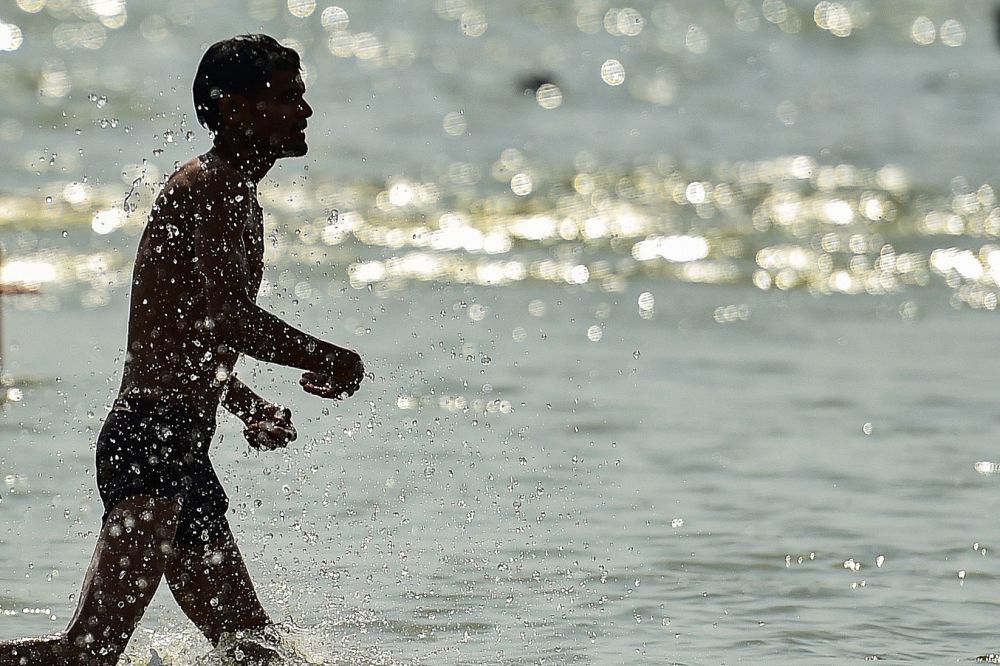 新华社/法新4月9日,一名男孩在印度安拉阿巴德的河中戏水消暑.