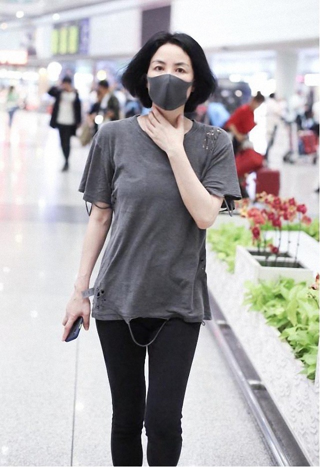 拍到王菲逛街,穿t恤长裙很高挑知性,踩帆布鞋减龄看不出52岁!插图3