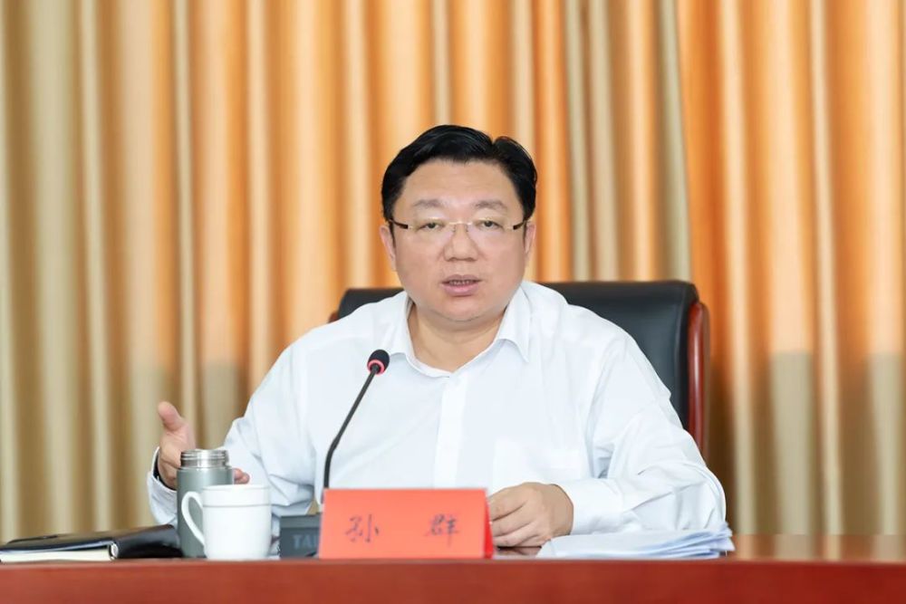 区领导王健军,周海霞,王鹤,袁金刚,曹祥,汤荣祥,许兵出席会议.