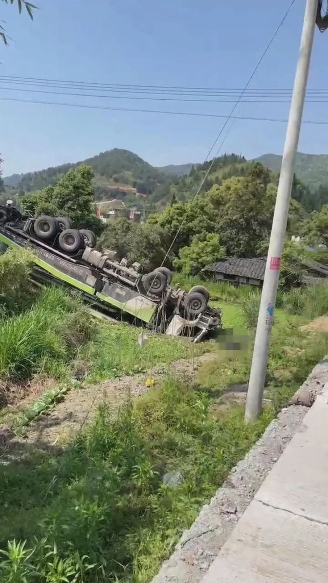 永安发生一起车祸!车体翻出道路,司机甩出老远