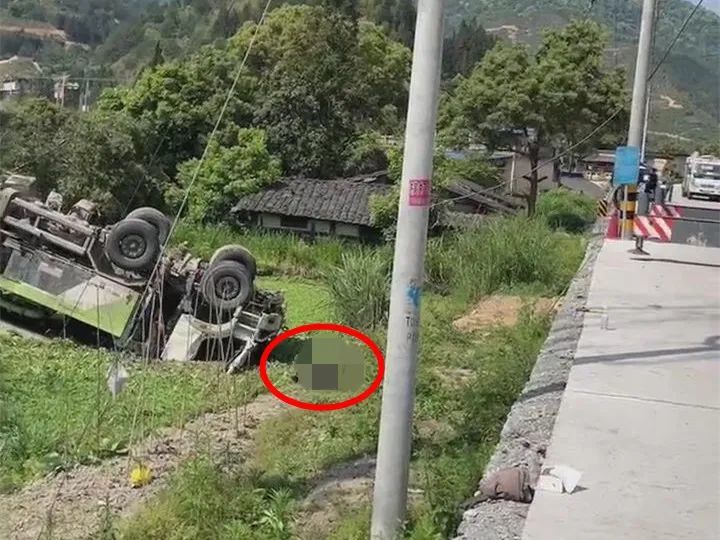 永安发生一起车祸车体翻出道路司机甩出老远