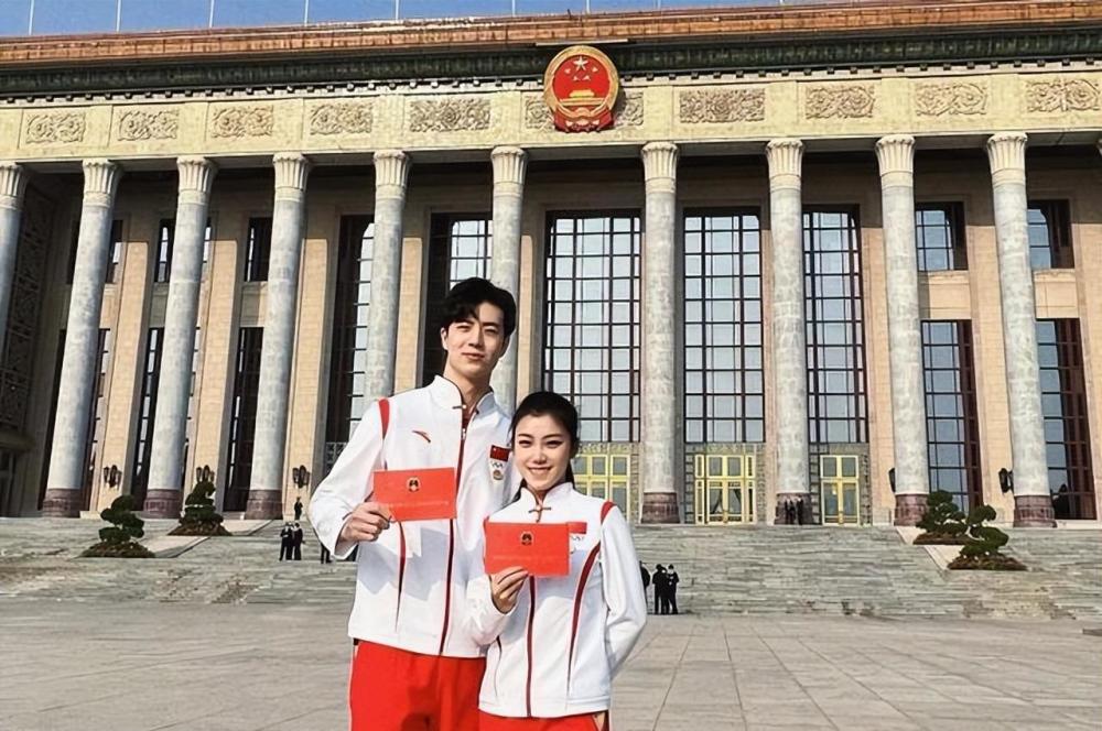 王诗玥柳鑫宇晒出2个大红证,花滑搭档参加表彰收获满满_腾讯新闻