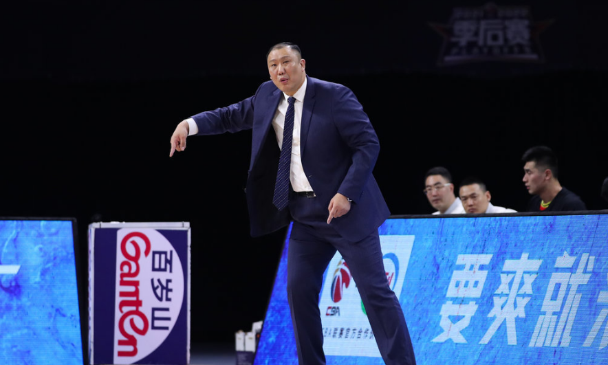 比赛结束,王博走到王晗面前,拥抱了这个老队友和老朋友,以此表达敬意