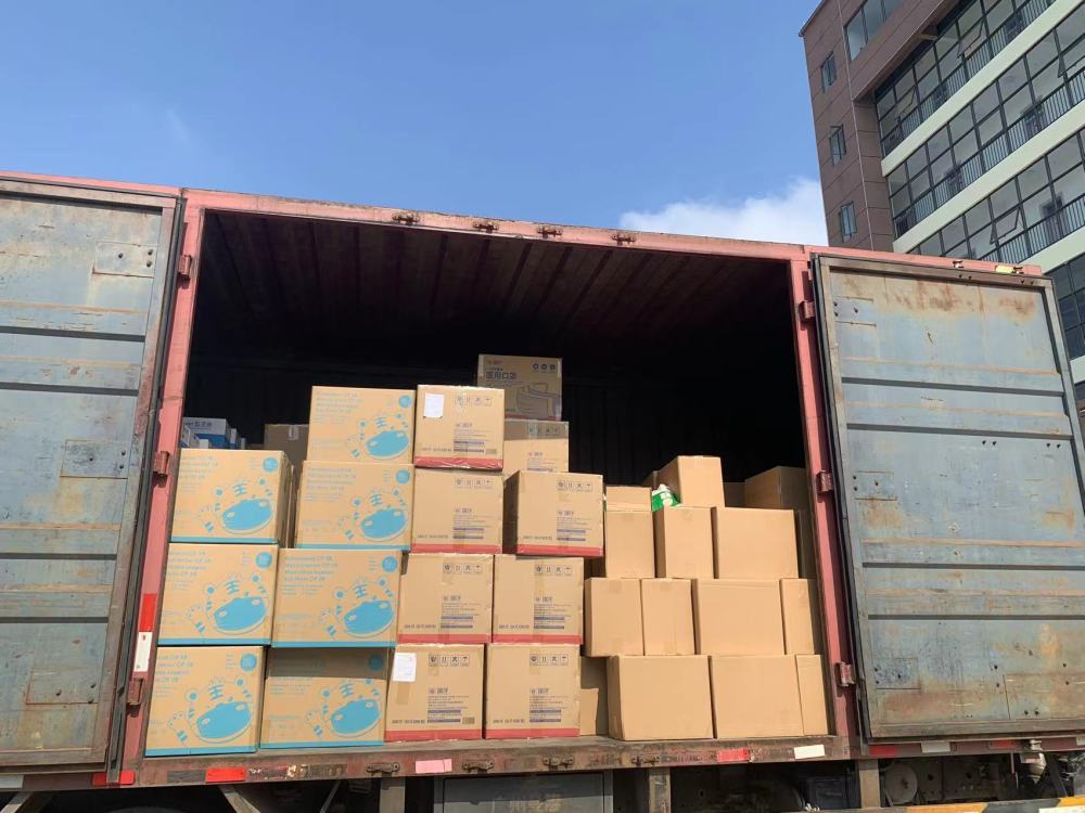 爱心企业捐赠13余万物资装车启程,当日可抵雷_腾讯新闻