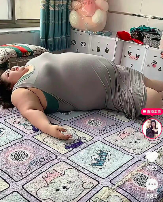 是男子还在女子蹲着烧火的这段动态上写着:"这大胖媳妇烧个火总放屁"!