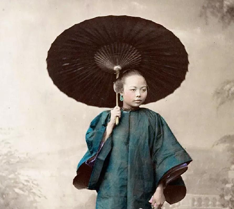 1902年北京老照片：撑油纸伞的美丽女子，单膝请安的旗人！直升机坠机