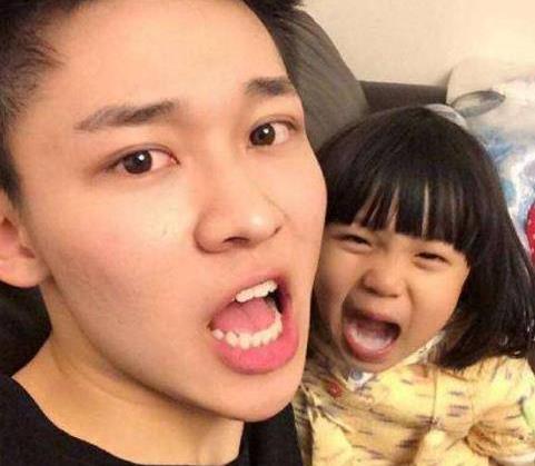 他名气曾不如同学张嘉译,演反派终于大器晚成,儿女双全二婚幸福