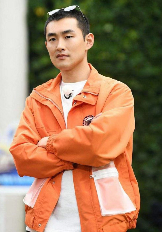 王彦霖升级当爸,晒宝宝照片,双手托举有爱,妻子透露宝宝性别