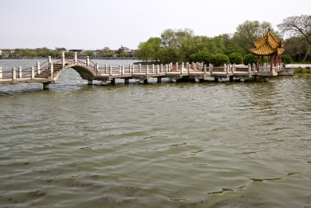 一条笔直的大道,道旁各有二个相互对峙的湖泊,其中东为潘湖,西为杨湖