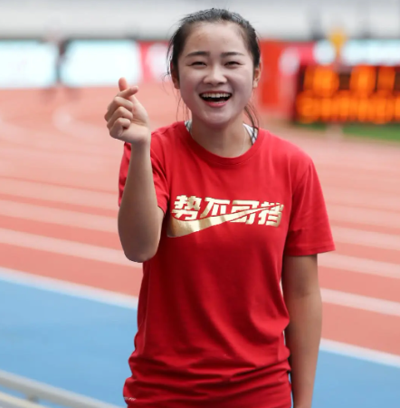 梁小静在美国庆生满桌海鲜佳肴收到lv奢侈品礼物谢震业到场庆祝