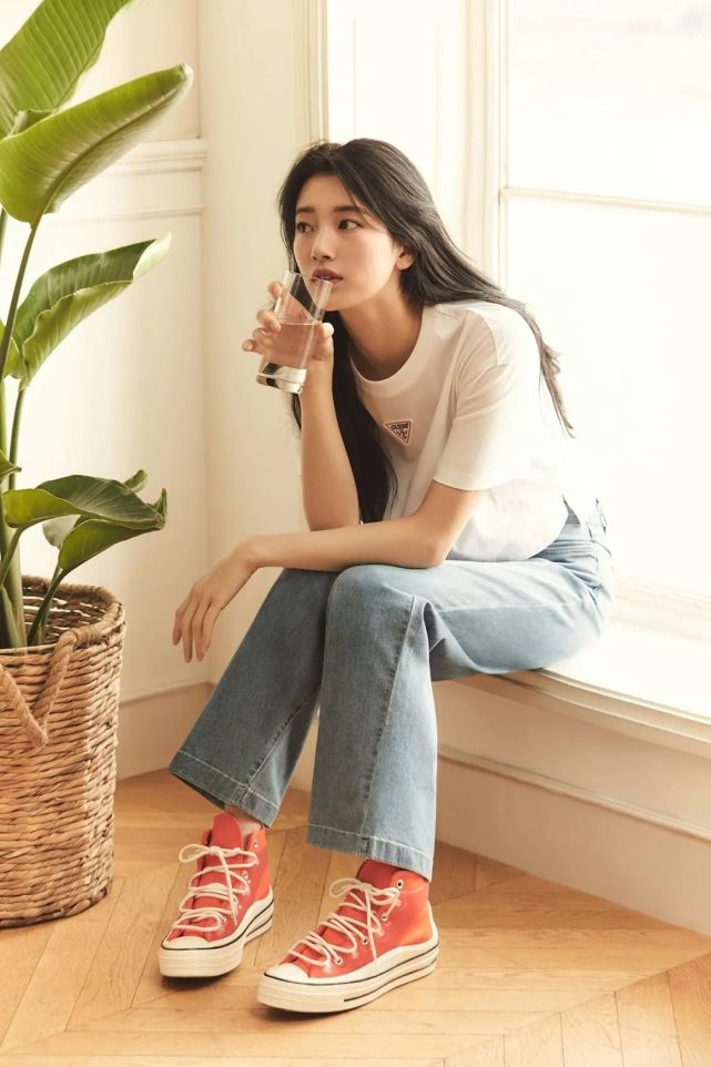 近期的一组复古风品牌代言照:秀智的新剧《安娜》已经拍摄完成,将于