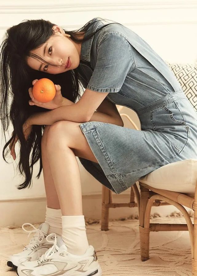 组图:秀智《嘉人》春日写真大片,齐刘海长直发清新灵动