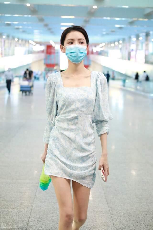 张予曦也太瘦了吧穿泡泡袖碎花裙甜美精致双腿更是纤细高挑