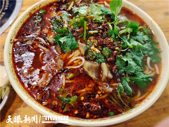 嗨在贵州嗦粉去放油辣椒水城羊肉粉麻辣鲜香