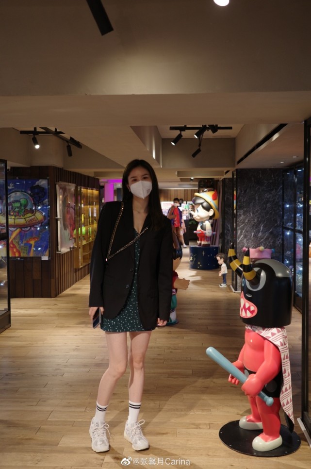 张馨月与老公甜蜜约会,贴脸合照大秀恩爱,林峯理寸头少年感十足