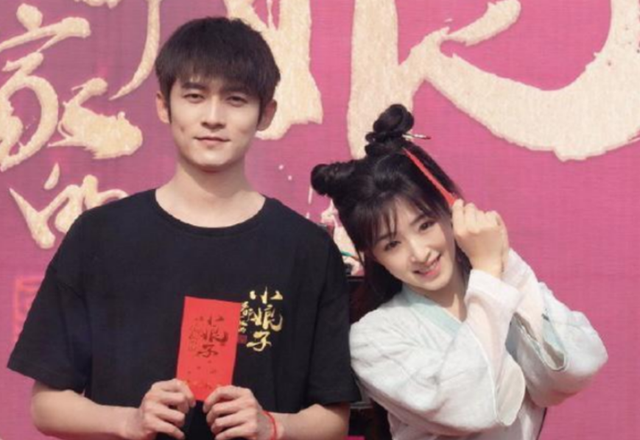 因戏生情张含韵佟梦实同回住所去年8月份曾牵手外出被拍