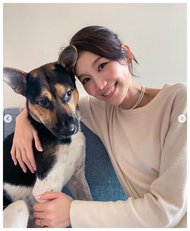 一回到家,"霸天"就兴奋地扑到邓美欣的身上,不停