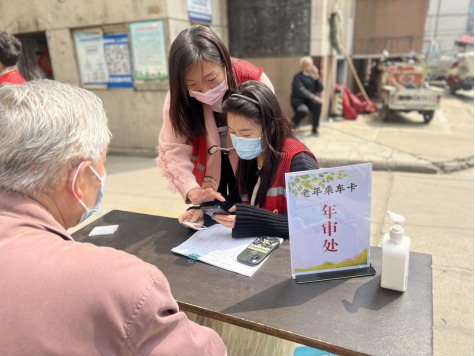 上街區濟源路街道:年審老年乘車卡 便民服務暖人心