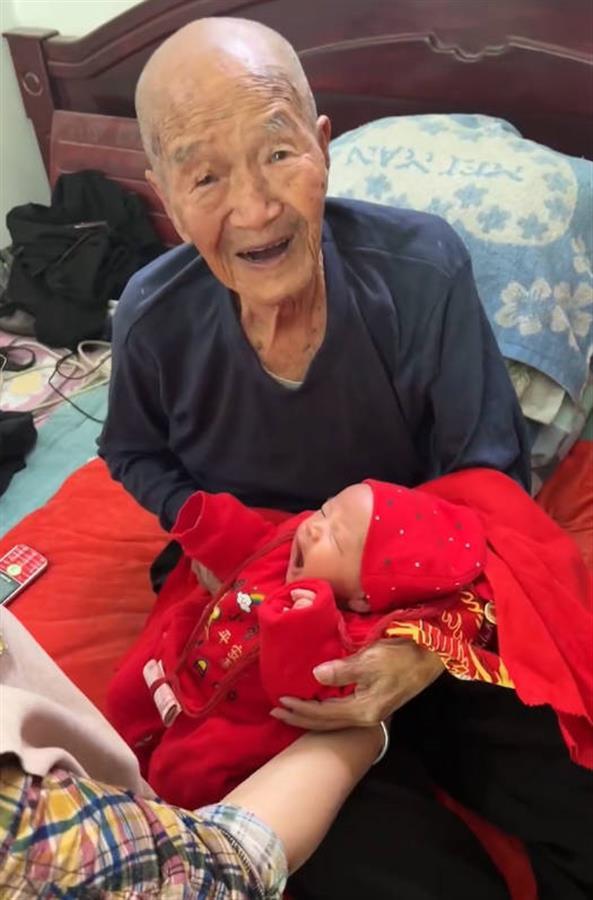 据宝宝的爸爸介绍,老人是宝宝爷爷的爷爷.
