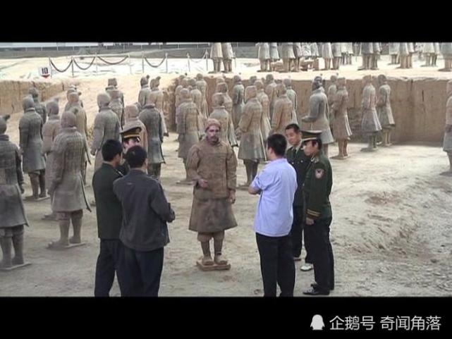 2006年游客发现"兵马俑"复活了,保安大喜:找的就是他