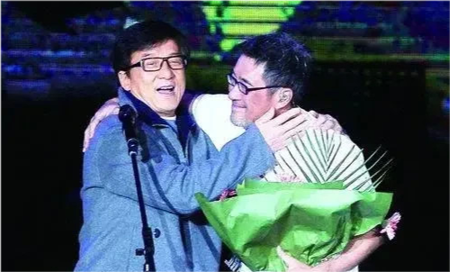 成龙醉酒大闹李宗盛演唱会,结果导致超时15分钟罚款15w