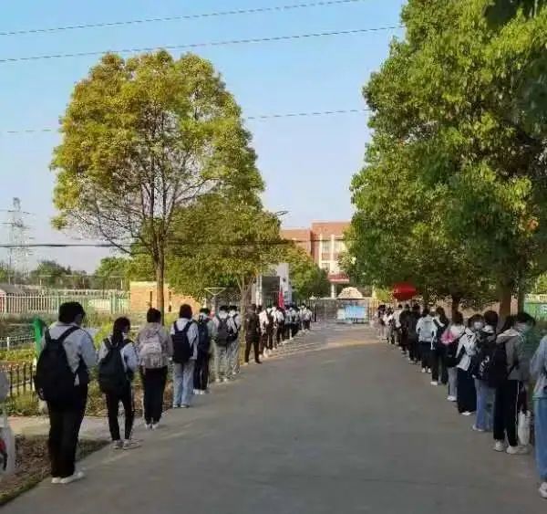 义安区朱村中学初三年级3个班,132名学生有序复课.