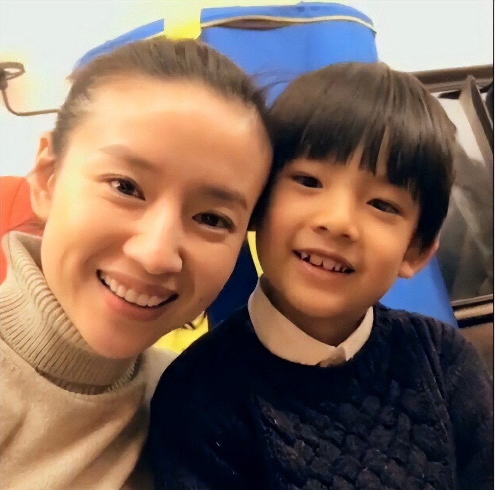 潘粤明董洁儿子顶顶已经长成13岁美少年颜值高组合父母好基因