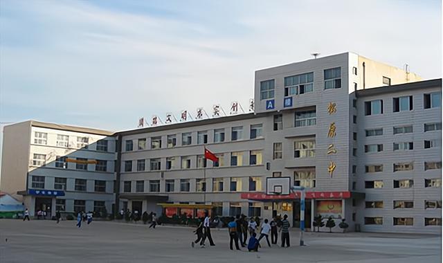 松原第二中学,位于松原市国安路3810号,该校有高级教师1人,副高级教师