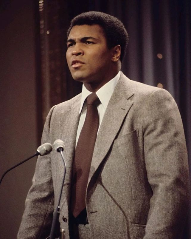 拳王穆罕默德·阿里,他的一生都在用拳头消灭斗争与歧视,与帕金森病