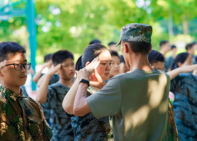 軍事特色科目:學習組建搭帳篷軍事技能:戰術手語,旗語軍事訓練:跨立