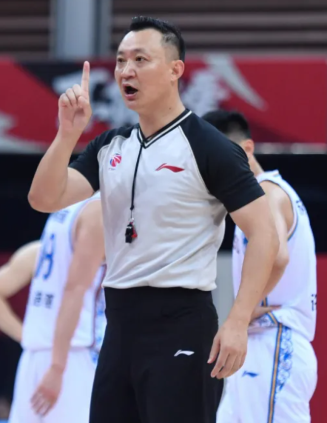 又是闫军!2个误判夺走深圳男篮胜利,球迷建议严惩