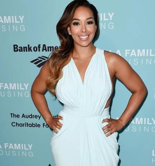 塞翁失马焉知非福,被老鱼夺走美娇妻后,巴恩斯又获性感女神