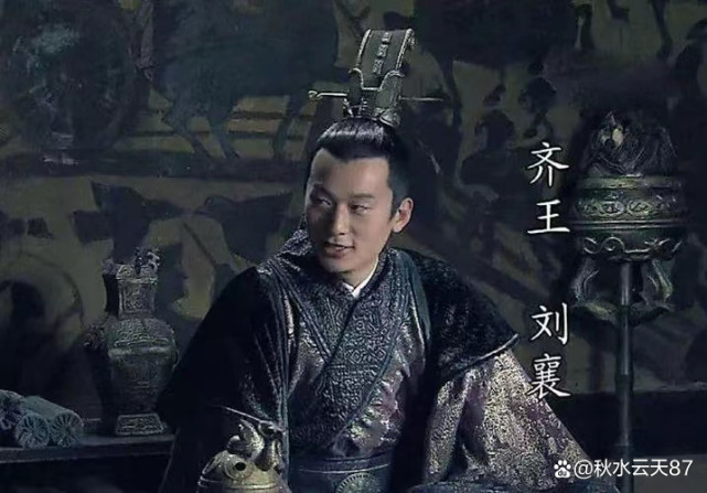 第一时间派人通知齐王刘襄,让他发兵长安,刘章和刘兴居两人和大臣们