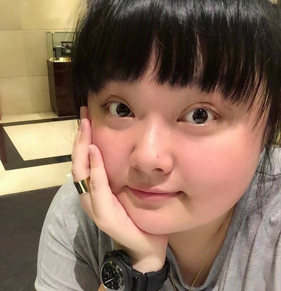 香港知名女星陈嘉佳做吃播一顿吃9盘菜喝6瓶饮料花费783元自觉便宜