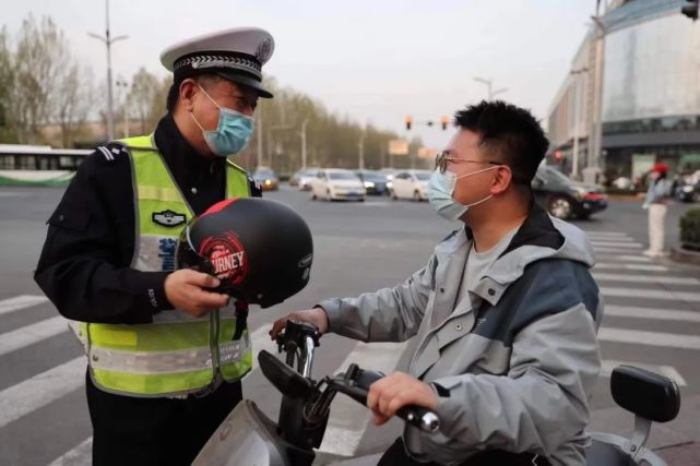 交警提醒:事故就在一瞬間,事實證明,佩戴安全頭盔確實可以降低交通