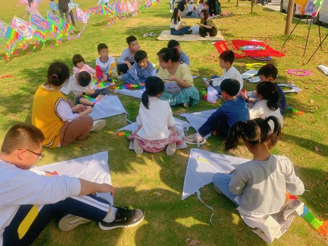 广东揭阳众逸友教育公司旗下圆圆美育开展周末户外美育活动